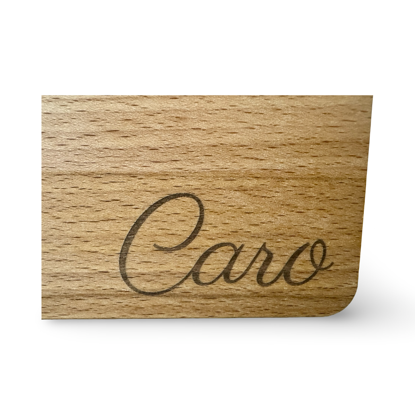 Detailansicht der Gravur eines personalisierbaren Frühstücksbrettes aus Holz mit Lasergravur „Caro“