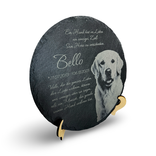 Schräge Ansicht einer runden Schieferplatte mit lasergraviertem Hundeporträt und Trauertext – personalisiertes Fotogeschenk mit Gravur