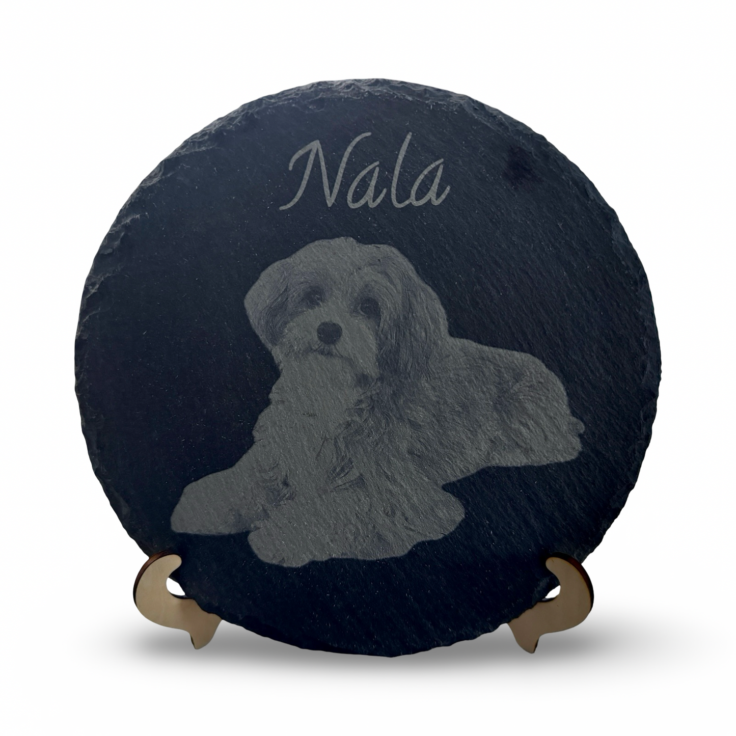 Frontale Ansicht einer runden Schieferplatte mit lasergraviertem Hundeporträt und Namen „Nala“ – personalisiertes Fotogeschenk mit Gravur