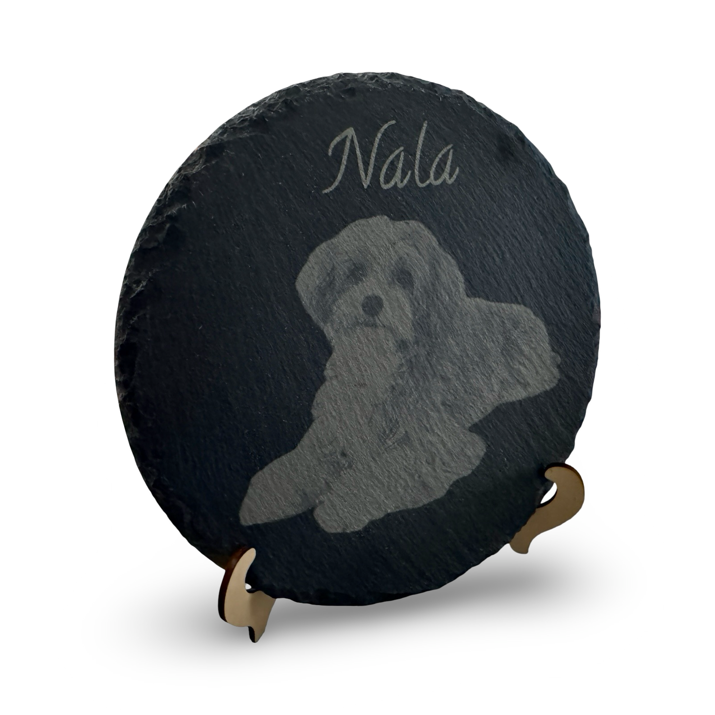 schräge Ansicht einer runden Schieferplatte mit lasergraviertem Hundeporträt und Namen „Nala“ – personalisiertes Fotogeschenk mit Gravur