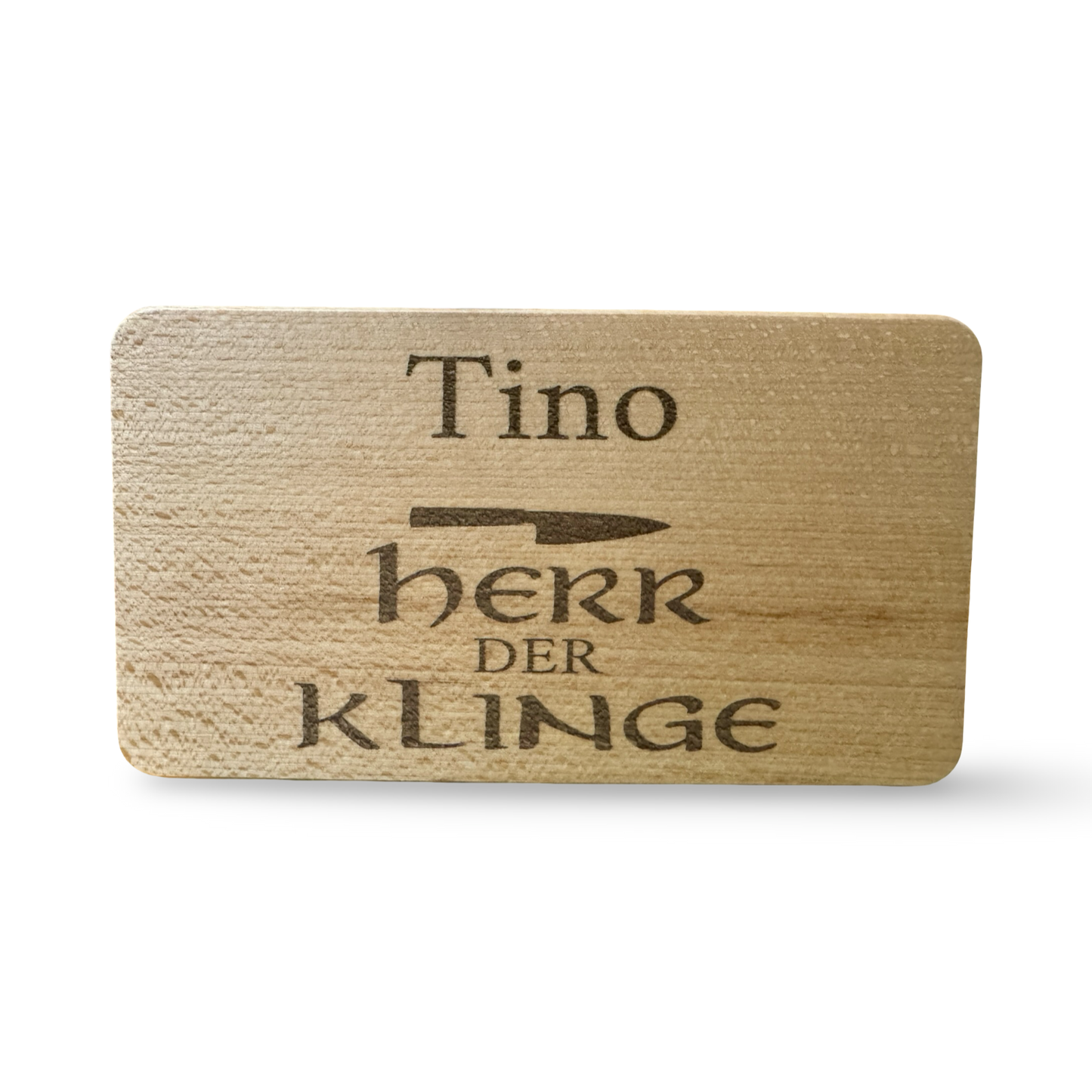 Frontale Ansicht eines personalisierbaren Frühstücksbrettes aus Holz mit Lasergravur „Tino – Herr der Klinge“ und Messer-Motiv