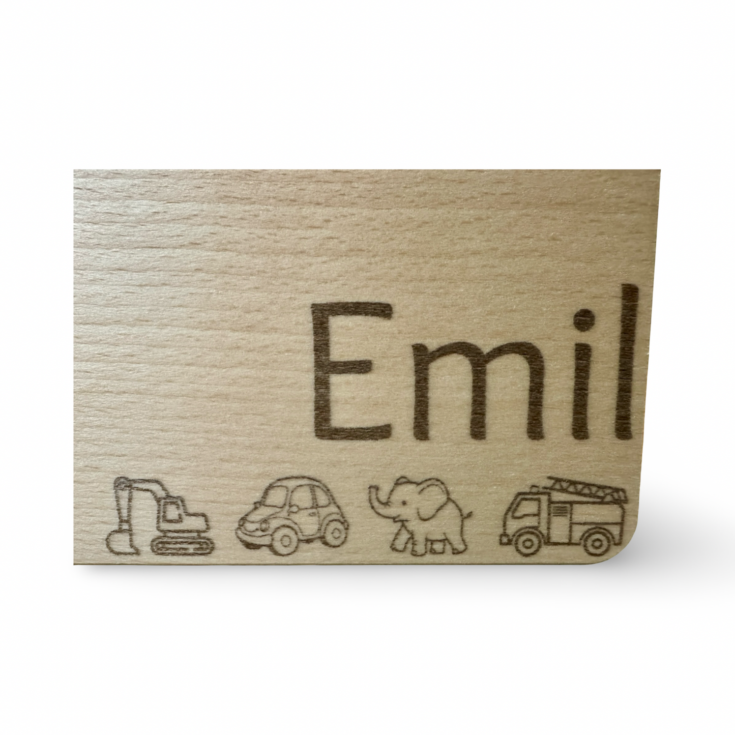 Detailansicht der Gravur eines personalisierbaren Kinder-Frühstücksbrettes aus Holz mit Lasergravur „Emil“ und niedlichen Motiven wie Bagger, Auto, Elefant und Feuerwehr
