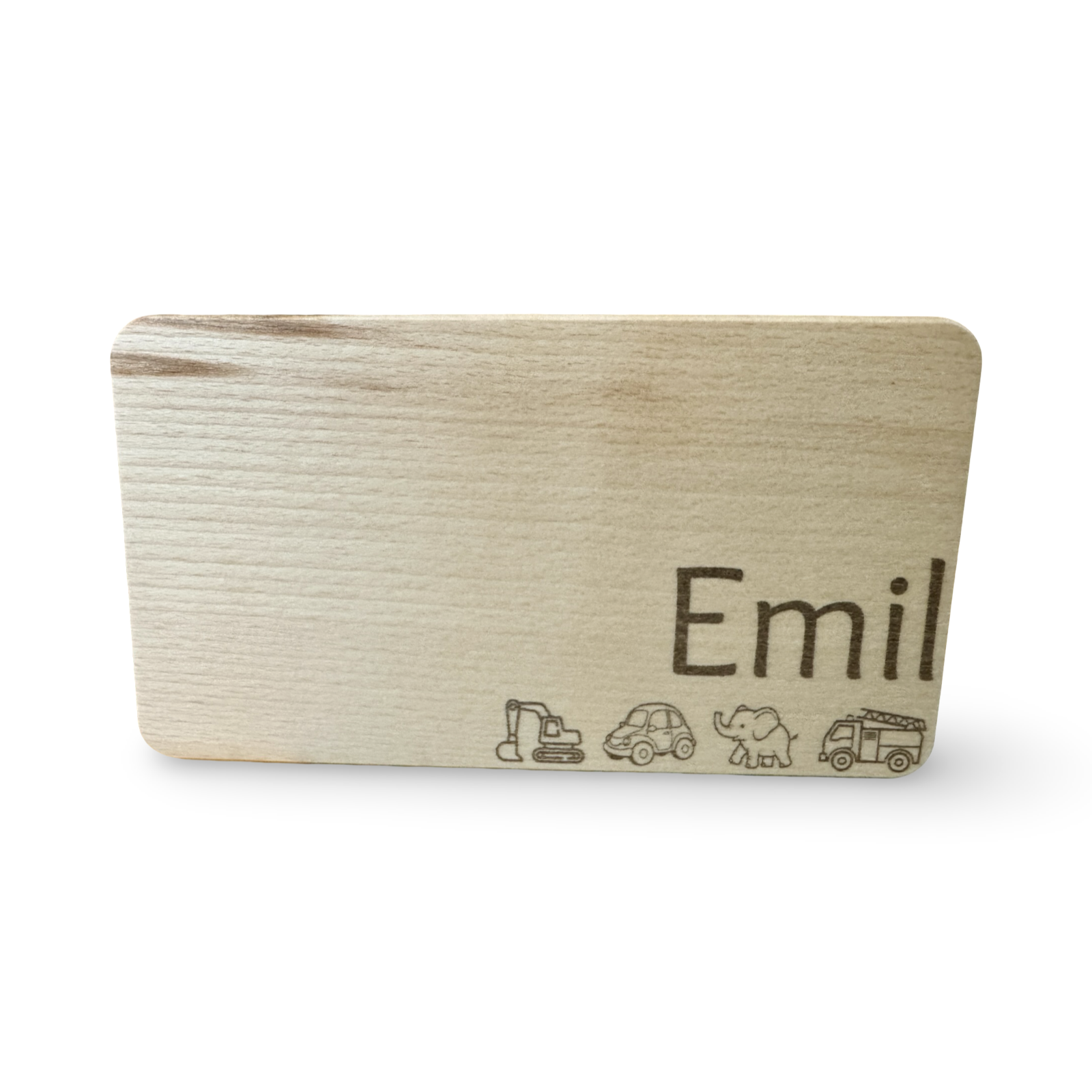 Frontale Ansicht eines personalisierbaren Kinder-Frühstücksbrettes aus Holz mit Lasergravur „Emil“ und niedlichen Motiven wie Bagger, Auto, Elefant und Feuerwehr