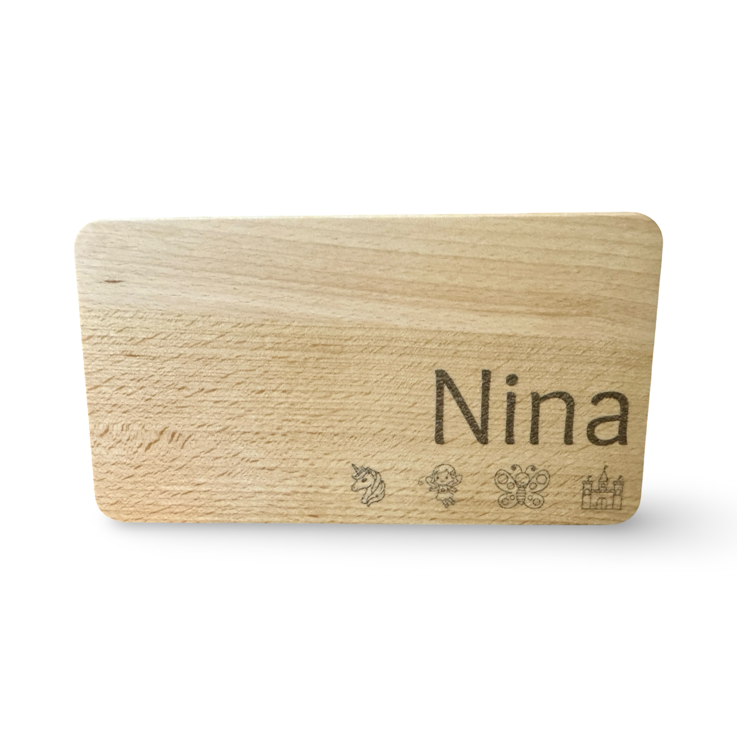 Frontale Ansicht eines personalisierbaren Kinder-Frühstücksbrettes aus Holz mit Lasergravur „Nina“ und niedlichen Motiven wie Einhorn, Elfe, Schmetterling und Schloss