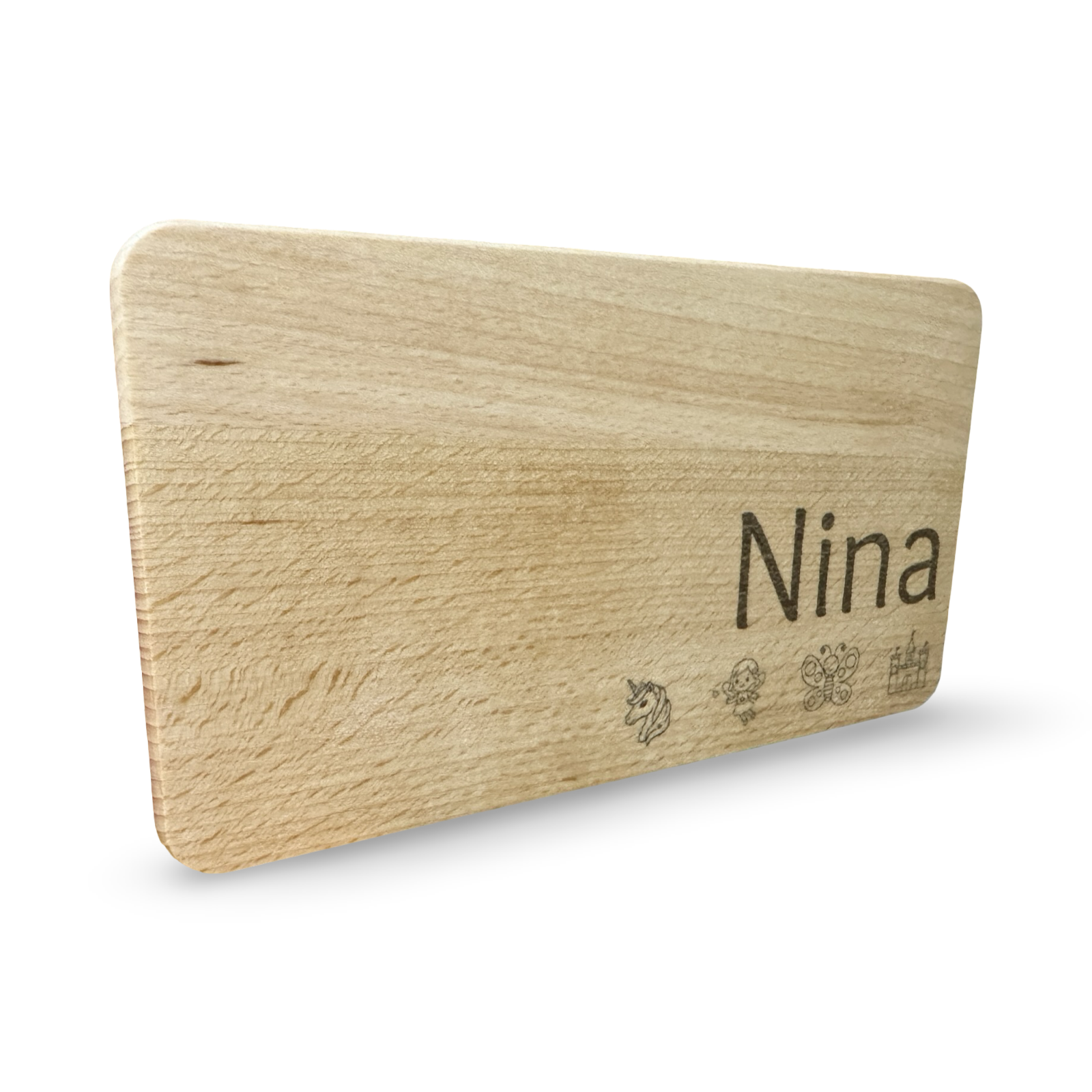 Schräge Ansicht eines personalisierbaren Kinder-Frühstücksbrettes aus Holz mit Lasergravur „Nina“ und niedlichen Motiven wie Einhorn, Elfe, Schmetterling und Schloss
