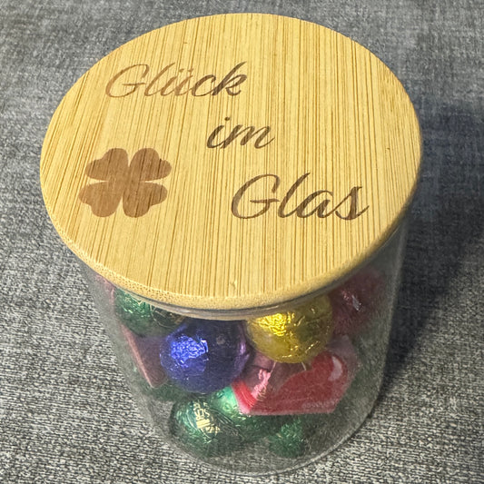 Glasvorratsdose mit graviertem Bambusdeckel und Spruch „Glück im Glas“ – dekoratives Aufbewahrungsglas für Süßigkeiten