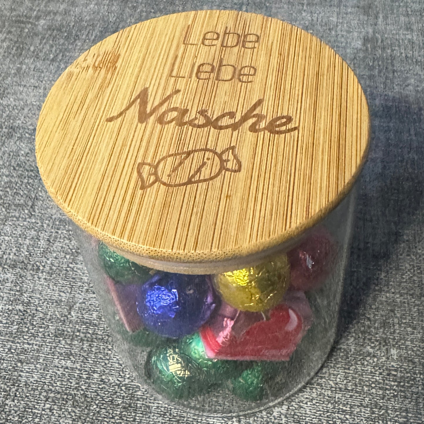 Glasvorratsdose mit graviertem Bambusdeckel und Spruch „Lebe Liebe Nasche“ – dekoratives Aufbewahrungsglas für Süßigkeiten