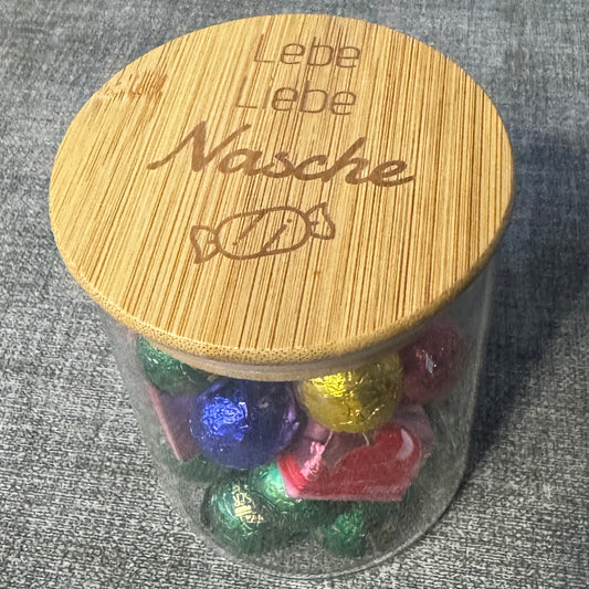 Glasvorratsdose mit graviertem Bambusdeckel und Spruch „Lebe Liebe Nasche“ – dekoratives Aufbewahrungsglas für Süßigkeiten