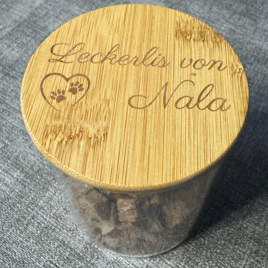 Glasvorratsdose mit graviertem Bambusdeckel und Spruch „Leckerlis von Nala“ – dekoratives individualisierbares Aufbewahrungsglas für Leckerlis