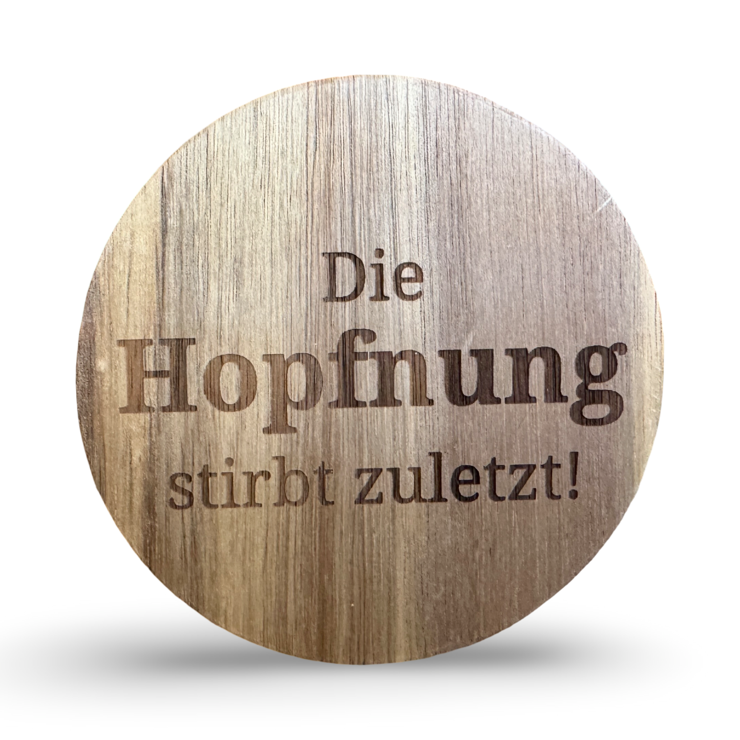 Frontale Ansicht eines Untersetzers aus Holz mit lasergraviertem Schriftzug „Die Hopfnung stirbt zuletzt“ – dekorativer Getränkeuntersetzer für Bierliebhaber