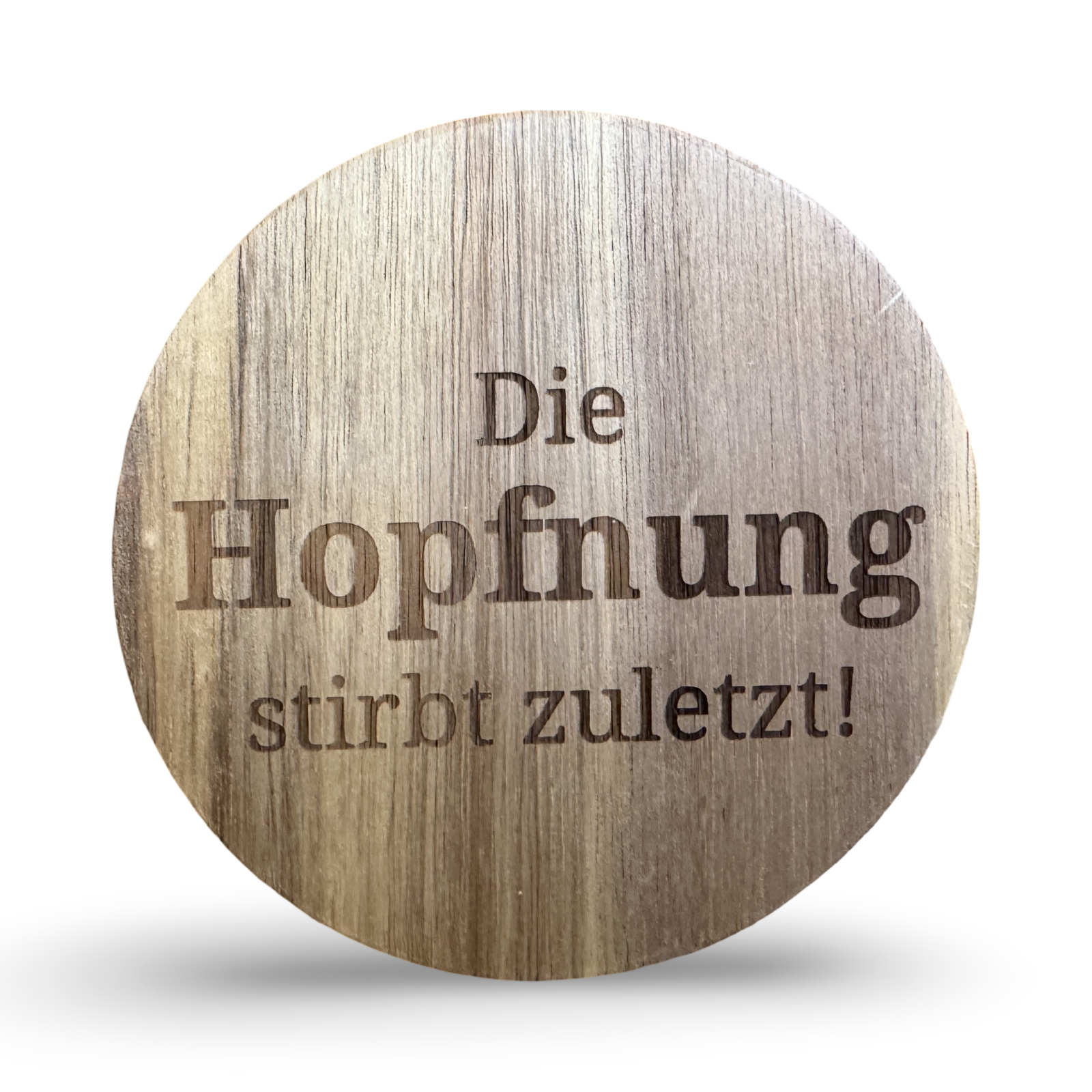 Frontale Ansicht eines Untersetzers aus Holz mit lasergraviertem Schriftzug „Die Hopfnung stirbt zuletzt“ – dekorativer Getränkeuntersetzer für Bierliebhaber