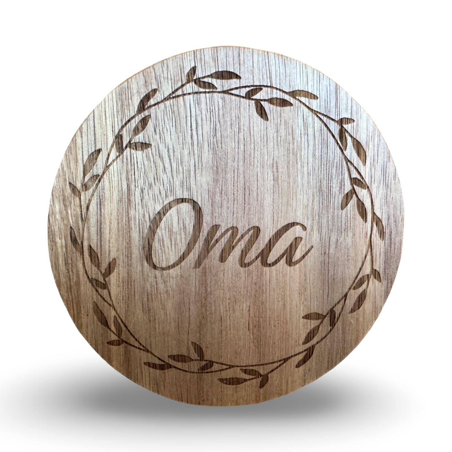 Frontale Ansicht eines Untersetzers aus Holz mit lasergraviertem Schriftzug „Oma"  – individualiserbarer Name - dekorativer Getränkeuntersetzer