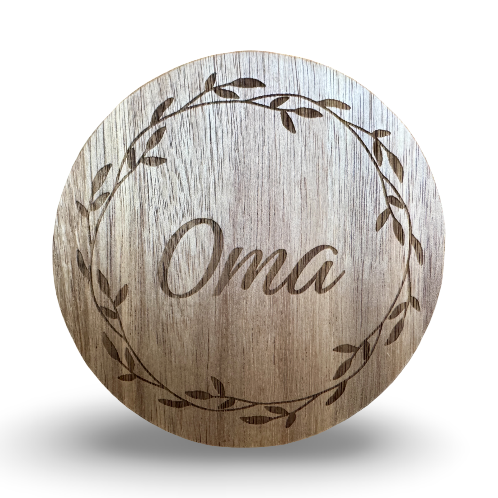 Frontale Ansicht eines Untersetzers aus Holz mit lasergraviertem Schriftzug „Oma"  – individualiserbarer Name - dekorativer Getränkeuntersetzer