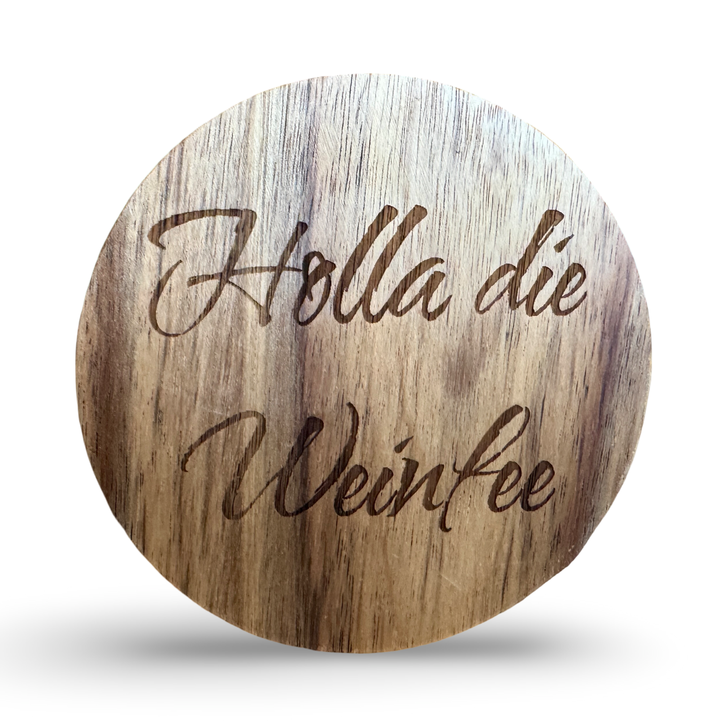 Frontale Ansicht eines Untersetzers aus Holz mit lasergraviertem Schriftzug „Holla die Weinfee“ – dekorativer Getränkeuntersetzer für Weinliebhaber