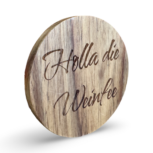 Schräge Ansicht eines Untersetzers aus Holz mit lasergraviertem Schriftzug „Holla die Weinfee“ – dekorativer Getränkeuntersetzer für Weinliebhaber