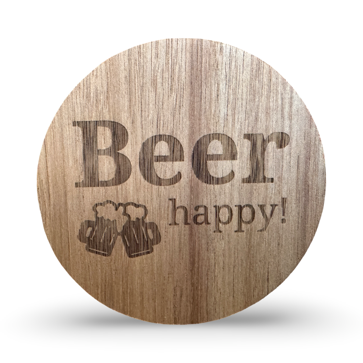 Frontale Ansicht eines Untersetzers aus Holz mit lasergraviertem Schriftzug „Beer happy“ – dekorativer Getränkeuntersetzer für Bierliebhaber