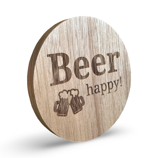 Schräge Ansicht eines Untersetzers aus Holz mit lasergraviertem Schriftzug „Beer happy“ – dekorativer Getränkeuntersetzer für Bierliebhaber