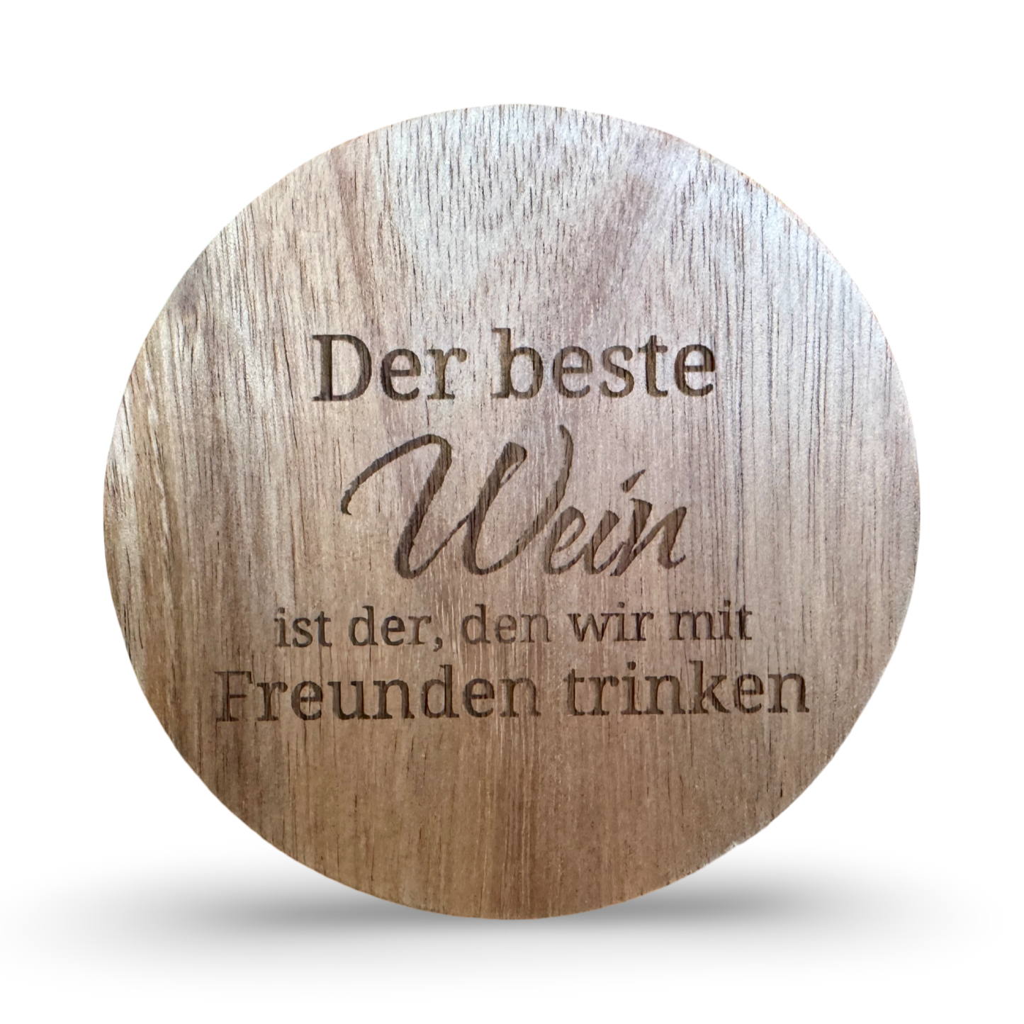 Frontale Ansicht eines Untersetzers aus Holz mit lasergraviertem Schriftzug „Der beste Wein ist der, den wir mit Freunden trinken“ – dekorativer Getränkeuntersetzer für Weinliebhaber