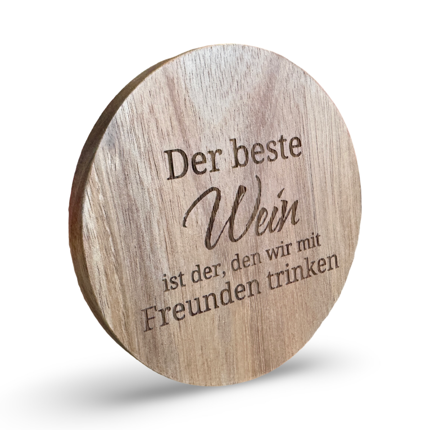 Schräge Ansicht eines Untersetzers aus Holz mit lasergraviertem Schriftzug „Der beste Wein ist der, den wir mit Freunden trinken“ – dekorativer Getränkeuntersetzer für Weinliebhaber