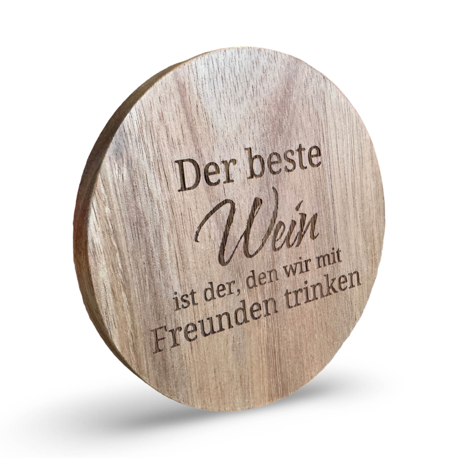 Schräge Ansicht eines Untersetzers aus Holz mit lasergraviertem Schriftzug „Der beste Wein ist der, den wir mit Freunden trinken“ – dekorativer Getränkeuntersetzer für Weinliebhaber