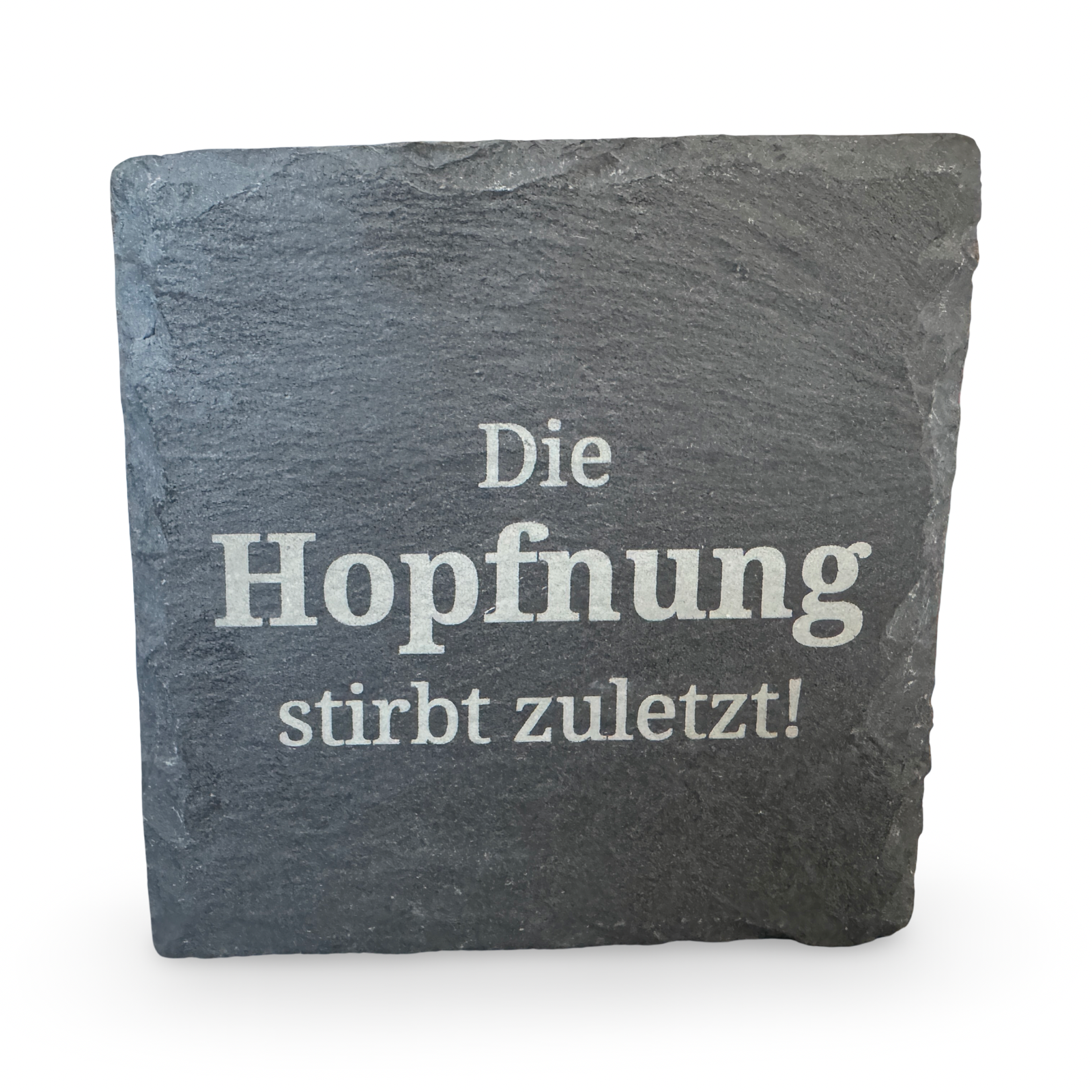 Frontale Ansicht eines Untersetzers aus Schiefer mit lasergraviertem Schriftzug „Die Hopfnung stirbt zuletzt"  – dekorativer Getränkeuntersetzer für Bierliebhaber