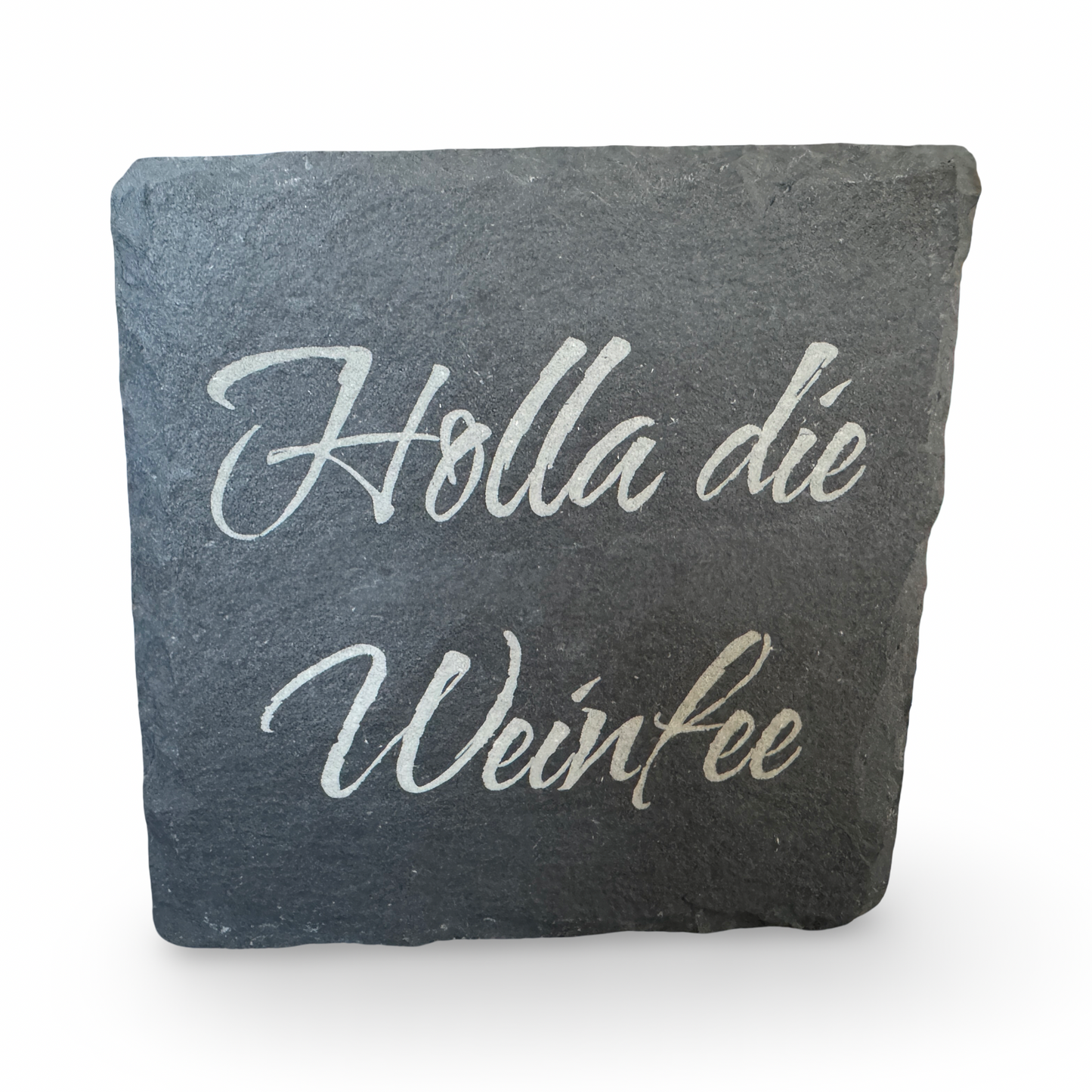 Frontale Ansicht eines Untersetzers aus Schiefer mit lasergraviertem Schriftzug „Holla die Weinfee“ – dekorativer Getränkeuntersetzer für Weinliebhaber