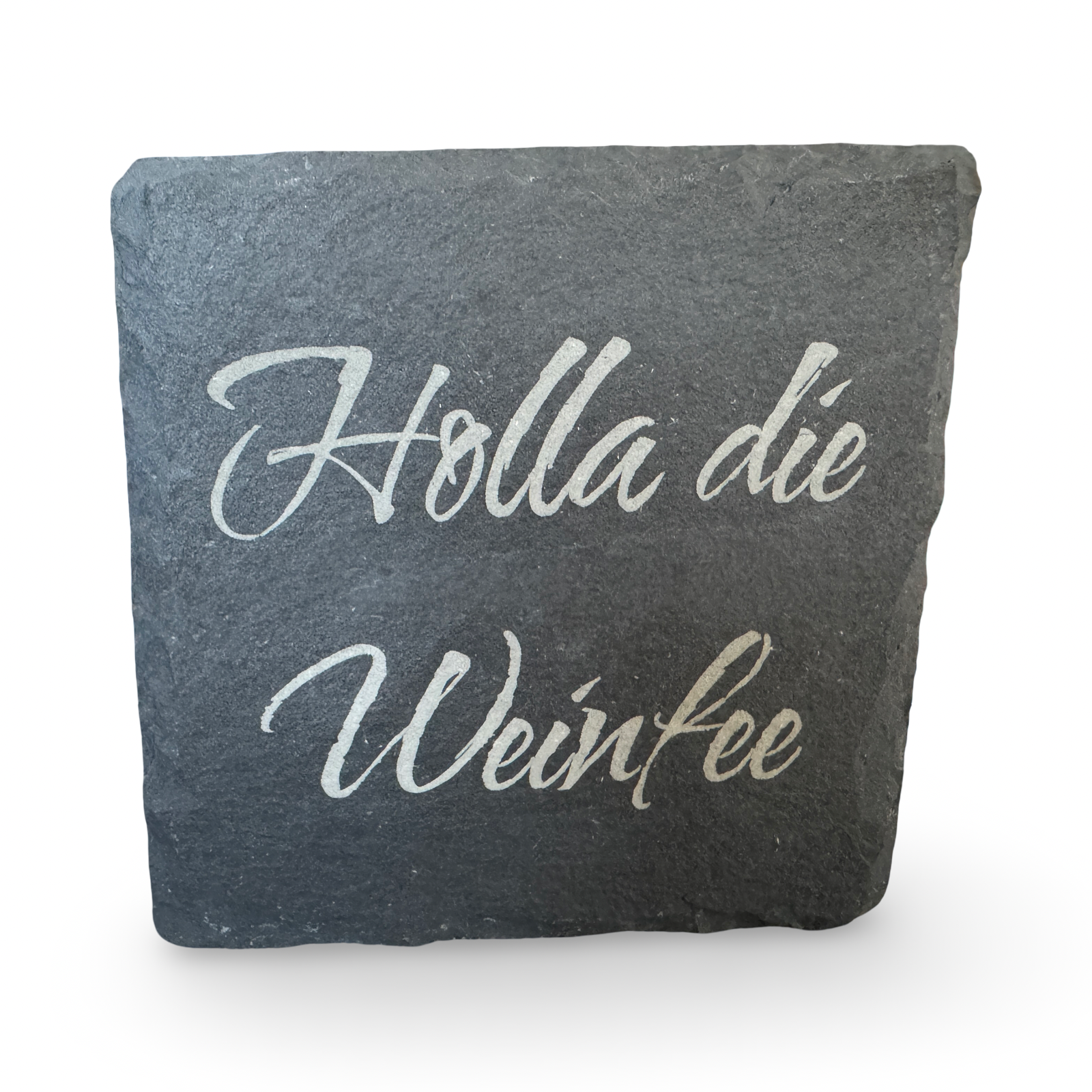 Frontale Ansicht eines Untersetzers aus Schiefer mit lasergraviertem Schriftzug „Holla die Weinfee“ – dekorativer Getränkeuntersetzer für Weinliebhaber