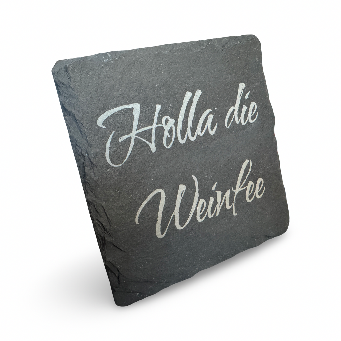 Schräge Ansicht eines Untersetzers aus Schiefer mit lasergraviertem Schriftzug „Holla die Weinfee“ – dekorativer Getränkeuntersetzer für Weinliebhaber