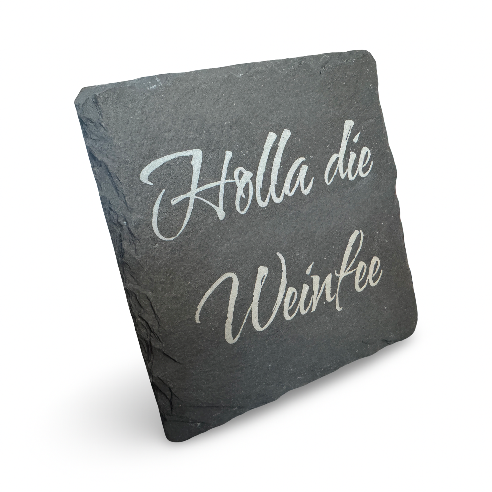 Schräge Ansicht eines Untersetzers aus Schiefer mit lasergraviertem Schriftzug „Holla die Weinfee“ – dekorativer Getränkeuntersetzer für Weinliebhaber