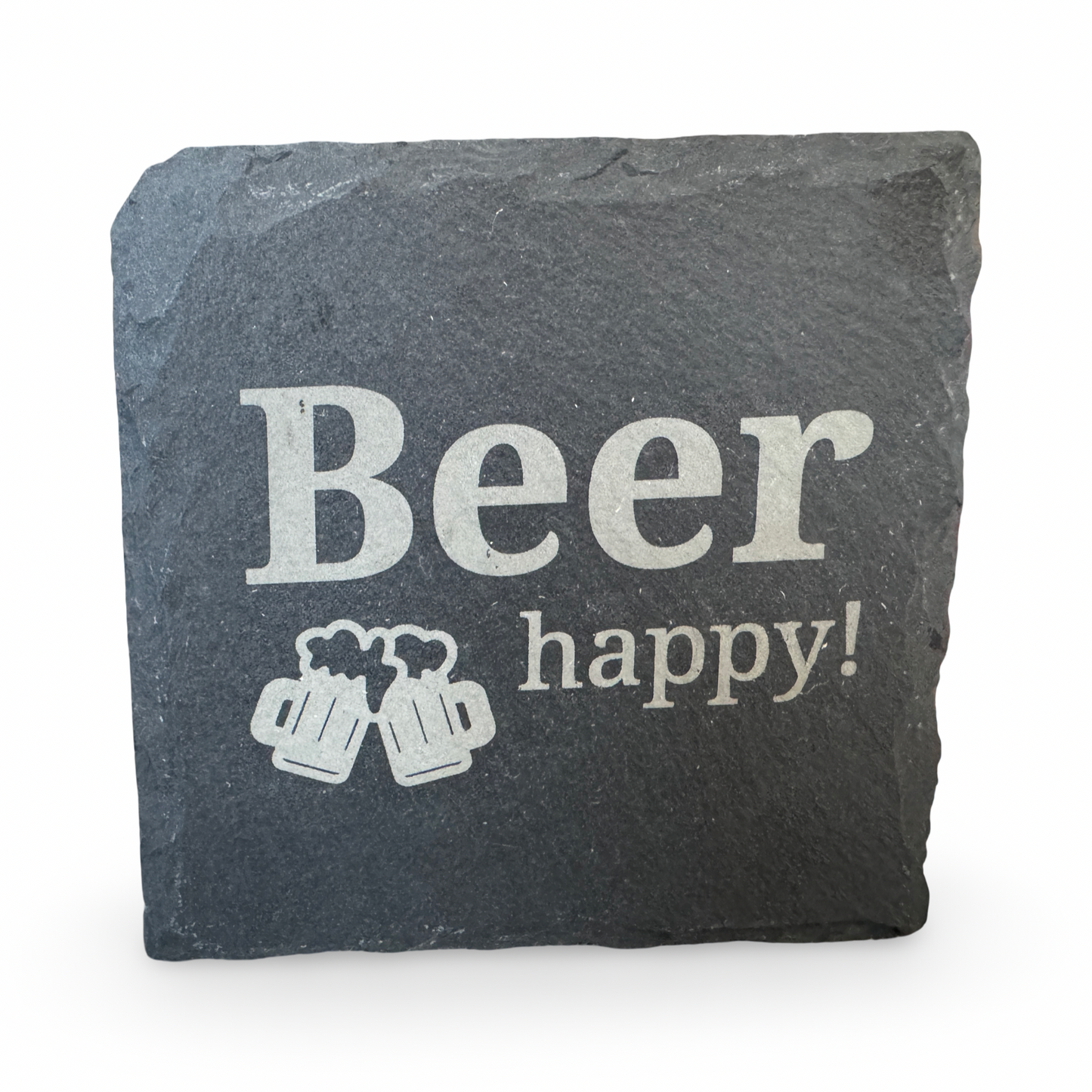 Frontale Ansicht eines Untersetzers aus Schiefer mit lasergraviertem Schriftzug „Beer happy"  – dekorativer Getränkeuntersetzer für Bierliebhaber