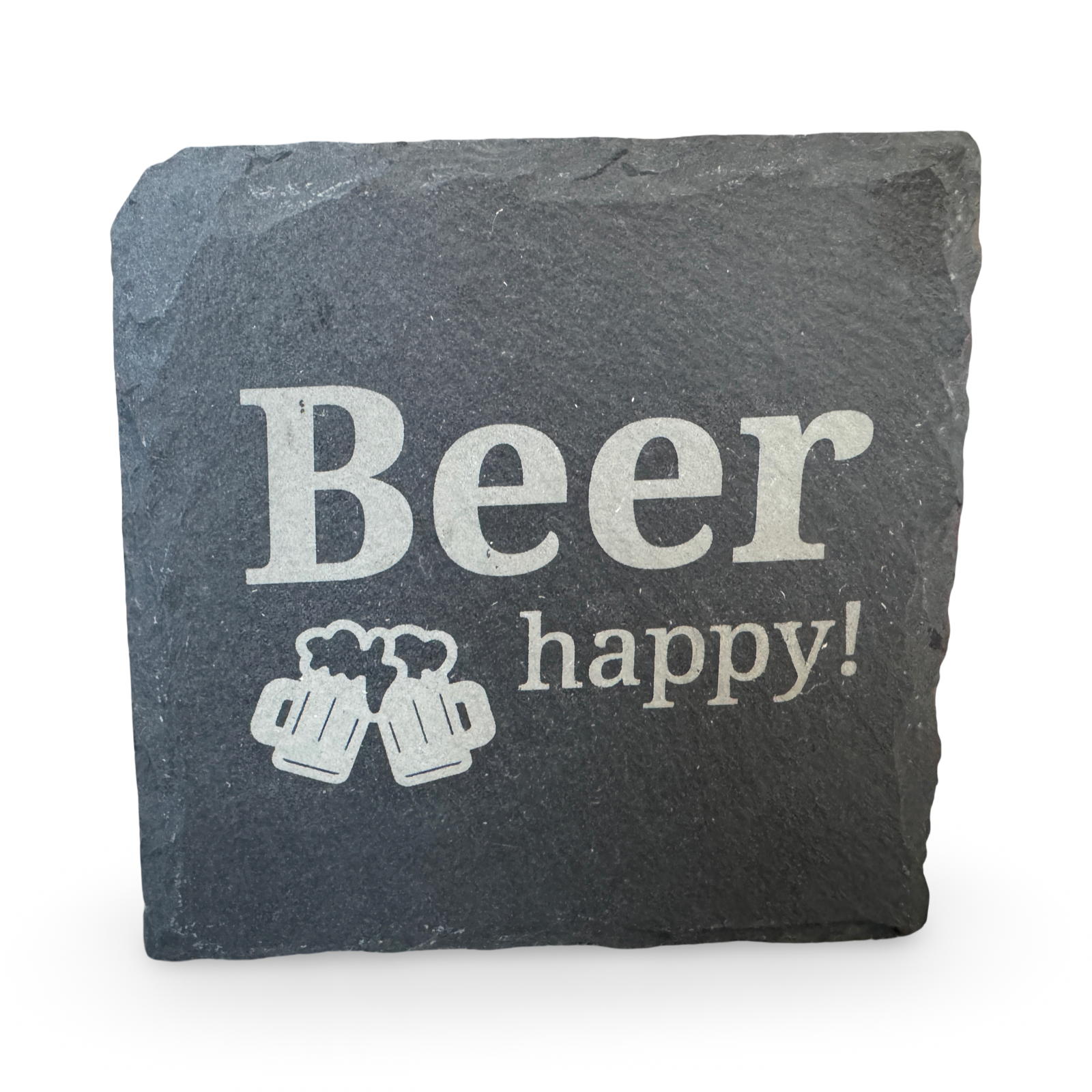 Frontale Ansicht eines Untersetzers aus Schiefer mit lasergraviertem Schriftzug „Beer happy"  – dekorativer Getränkeuntersetzer für Bierliebhaber