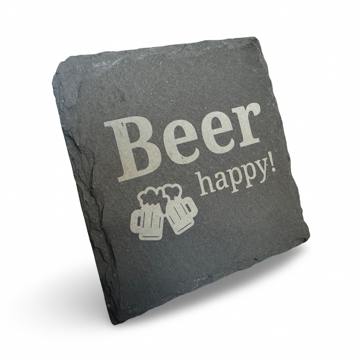 Frontale Ansicht eines Untersetzers aus Schiefer mit lasergraviertem Schriftzug „Beer happy"  – dekorativer Getränkeuntersetzer für Bierliebhaber