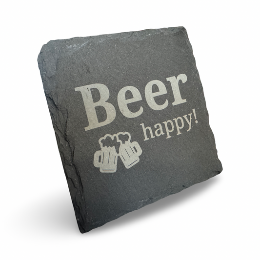 Frontale Ansicht eines Untersetzers aus Schiefer mit lasergraviertem Schriftzug „Beer happy"  – dekorativer Getränkeuntersetzer für Bierliebhaber