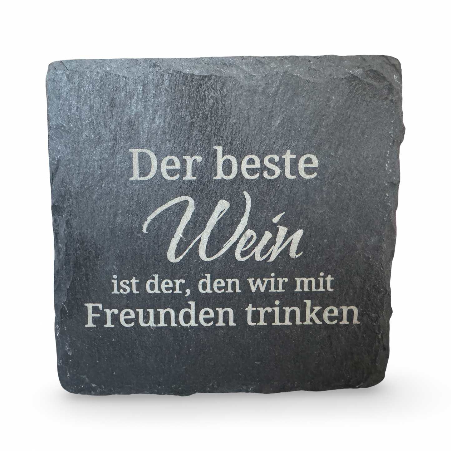 Frontale Ansicht eines Untersetzers aus Schiefer mit lasergraviertem Schriftzug „Der beste Wein ist der, den wir mit Freunden trinken“ – dekorativer Getränkeuntersetzer für Weinliebhaber