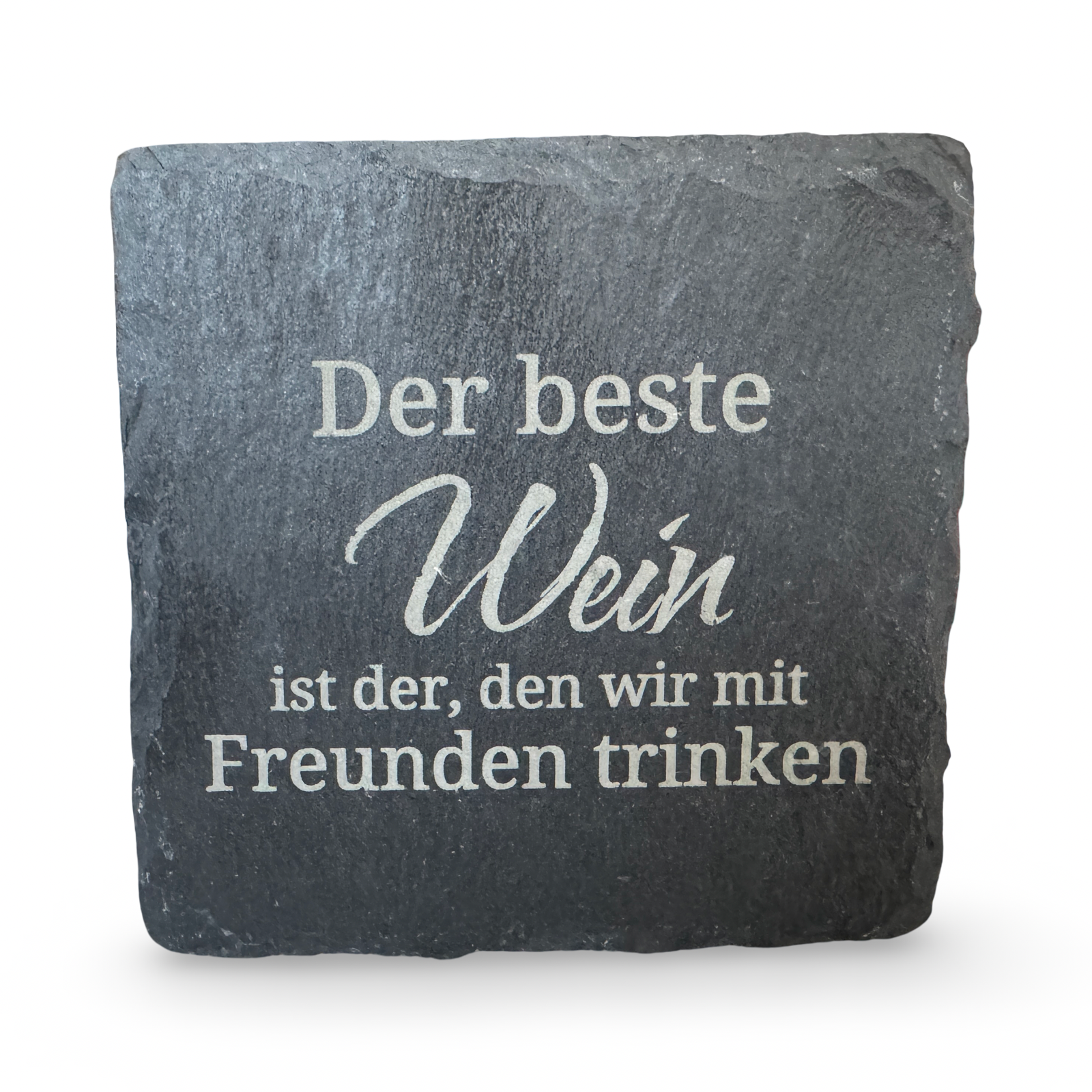 Frontale Ansicht eines Untersetzers aus Schiefer mit lasergraviertem Schriftzug „Der beste Wein ist der, den wir mit Freunden trinken“ – dekorativer Getränkeuntersetzer für Weinliebhaber